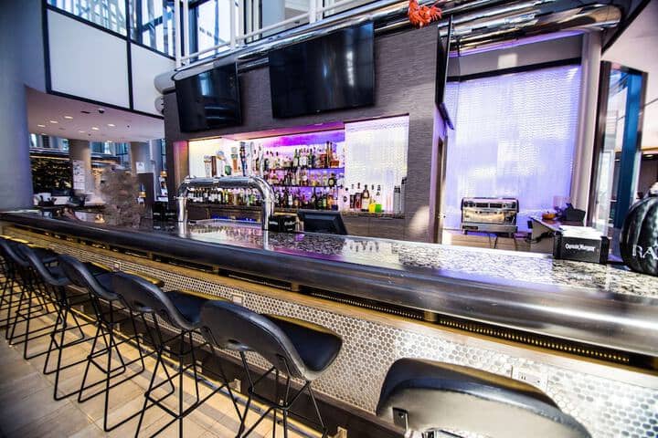 Lounge 50 of 83